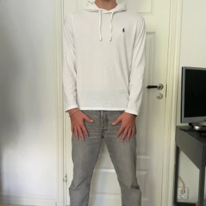 Polo hoodie  - Riktigt snygg polo hoodie i färgen vit och blå. Säljer hoodien pga att den tyvärr var förliten för mig.  