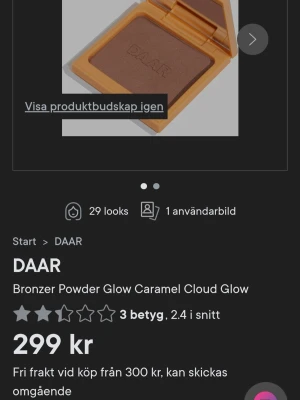 DAAR Bronzer Powder Glow Caramel - Bronzer från DAAR i nyansen Caramel Cloud Glow. Kommer i en fyrkantig, persikofärgad dosa med spegel. Pudret har en varm, karamellbrun ton och ger ett glowigt resultat. Vegansk och cruelty-free formula.Den är i orginal förpackning och oanvänd💕