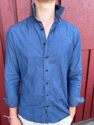 Hackett jeansskjorta - Fint skick | Medium | Slim fit | Modellen är 187 
