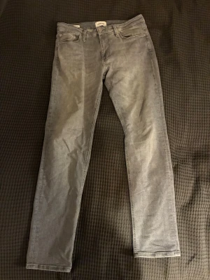 Jack & Jones jeans - Snygga grå Jack & Jones jeans i ett utmärkt skick, strl 30/32, modell regular Clark. Hör av dig vid frågor!😊