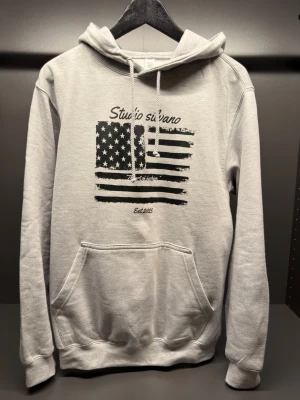 Studio Silvano hoodie M - Säljer nu denna otroligt snygga och sköna Studio Silvano hoodie.Helt ny . Storlek M. Passar ca 182-188cm. Fast pris. Köp gärna med ”köp nu” knappen !