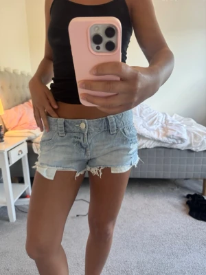 Lågmidjade shorts  - Lågmidjade shorts från Gina från förra året, använda en gång!