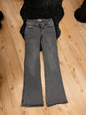 Lager 157 jeans  - Tja tja, säljer dessa gråa jeans ifrån lager 157 då min tjej inte använder det längre bra skick inga hål eller fula fläckar storlek xxs och short i längden.😁