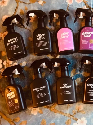 Lushsplit 🌸 - Splittar bodyspray från Lush i glasdekanter med spray 🔅Säljer ej hela flaskan 🔅5 ml-22 kr,10 ml-35 kr🔅Se lista bland bilderna vilka som finns 🔅Skriv vilka du önskar så lägger jag ut som ett nytt paket 🔅Vid köp för 200 kr och uppåt 10 % rabatt,se även mina andra splitannonser 💟