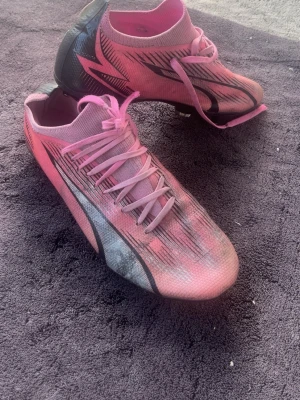 Rosa och svarta fotbollsskor - Säljer ett par puma fotboll skor. Jätte fint skick och fint pris.