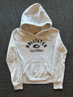 Hollister hoodie ~ 2000’s YK2 - Säljer nu denna Hollister hoodien | st S ~ 170–180cm | passar även M | sjukt sällsynt modell som är svår att få tag på | passar perfekt nu till kyligare dagar! Kan även gå ner lite i pris vid snabb affär🍁🫶