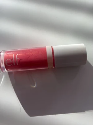 e.l.f. Camo Liquid Blush rosa - Flytande rouge från e.l.f. i en snygg rosa nyans. Kommer i en smidig tub med vit kork och transparent behållare så du ser färgen tydligt. Perfekt för att ge kinderna en fräsch och naturlig glow. Enkel att applicera och blanda ut.