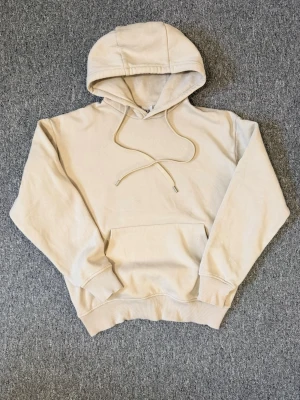 Beige hoodie från Zara med huva - Säljer en beige hoodie från Zara i storlek S. Hoodien har en klassisk huva med dragsko, magficka och ribbade muddar vid ärmar och nederkant. Hör av dig vid frågor eller behov av fler bilder!🤗🤗