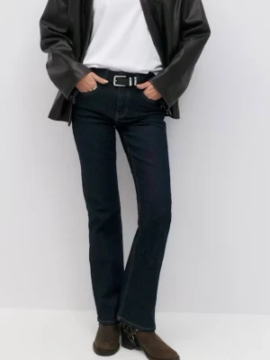 Mörkblå bootcut jeans - Snygga mörkblå bootcut jeans med klassisk femficksdesign och hög midja. Jeansen har raka ben med lätt utsvängning nertill och kontrastsömmar. Perfekta till sneakers eller boots och passar till många olika stilar. Säljer då dem är för stora för mig. Dem är uppsydda i längden för att passa in 160cm 