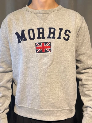 Morris tröja - 👕Plagg : Tröja                                                                                  👕Märke : Morris                                                                                      📏 Storlek : M                                                                                          ✨ Skick : Väldigt bra                                                      🧍‍♂️Modellen är 180cm