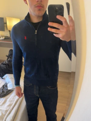 Mörkblå stickad tröja Polo Ralph Lauren - Säljer en helt ny Ralph Lauren halv zip, priset går att diskutera så det bara o ge ett bud. Storlekn på tröjan är XS. Jag är 176, 71kg och jag gymmar