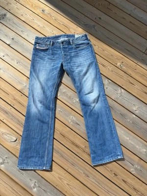 Vintage Diesel bootcut jeans ~ Zatiny - Säljer dessa Vintage bootcut jeans från Diesel i modellen Zatiny i mycket bra skick, inga defekter! Storlek W32 L30. Kontrollera måtten innan ni köper! Hör av er vid frågor eller minsta fundering 🙌  Se mått nedan:  Ytterbenslängd: 101 cm  Innerbenslängd: 75,5 cm  Lår: 29 cm  Midja: 43, 5 cm  Benöppning: 24,5 cm