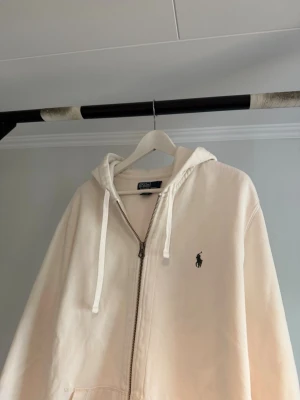 Polo Ralph lauren zip hoodie - Polo Ralph lauren zip hoodie vit. Storlek XXL liten i storlek skulle säga XL. Bra skick knappt använd hör av dig vid frågor pris kan diskuteras 