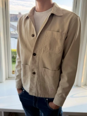 Beige Overshirt, Herr, storlek S (Helt ny) - Snygg Beige Overshirt från Jack n Jones, Storlek S, Helt oanvänd 