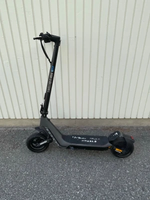 E-Wheels E2S Urban Max - E-Wheels E2S Urban Max Elsparkcykel   NY PRIS 12990kr (NY MOTOR OCH NYTT BACKDÄCK) Den är perfekt för Stadspendling. Den har gått 247 KM, Anpassningsbar hastighet via scooterns app, spärrad på 20 Kmh men uppblåsbar till 40 Kmh. 600W watt motor med toppeffekt på 1300W. Inga problem med den. Stötdämpare fram och bak. 70 KM Räckvidd på sparsamt läge. Den har fyra hastighetslägen 1:6Kmh 2:15Kmh 3:18Kmh 4:20Kmh. Laddare följer med och slang för att pumpa däck. Manual följer också med. Osv 