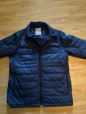 J.Lindeberg jacka  - Tjena, säljer nu denna feta j.lindeberg jackan. Inga defekter förutom att den ena dragkedjan på fickan är sönder men går säkert att fixa. Därav priset. Priset är inte hugget i sten, skriv om ni undrar något. Den är lite liten i storleken. Original pris~3500. En gåva fås även med!