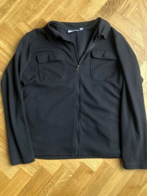 🖤 Only & Sons overshirt - Säljer min svarta Only & Sons overshirt i fint skick. Stilren design som passar perfekt till både jeans, chinos eller över en hoodie.  ✅ Fint skick ✅ Svart och stilren ✅ Dragkedja framtill ✅ Två bröstfickor ✅ Perfekt för vardagsbruk  💰 Pris: 300 kr  Skriv vid intresse! 🔥