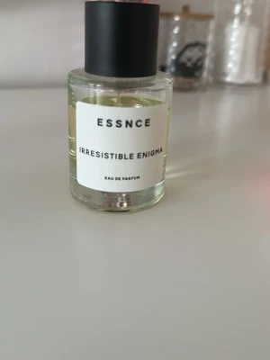 ESSNCE Irresistible Enigma parfym - Säljer då den inte kommer till någon användning längre, använd den ett par gånger.
