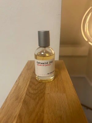 One Bold Chemist Ostwald - Säljer en One Bold Chemist Ostwald parfym som är inspirerad av Louis Vuitton Ombre Nomad. Den har en väldigt stark doftprofil med noter av agarträ (oud), rökelse och sötma från hallon. Den är perfekt för de som gillar parfymer med mycket djup. Köparen får även med ett random sample av en parfym från min kollektion.