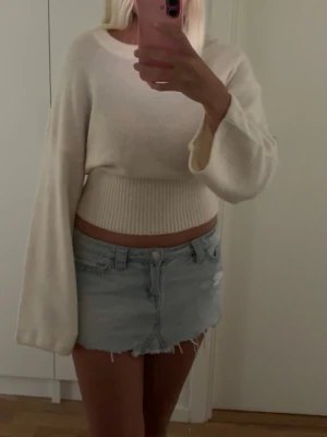 Vit stickad tröja Gina tricot - Helt ny vit stickad tröja från Gina tricot! Lappen är kvar har endast testat den en gång.🩷