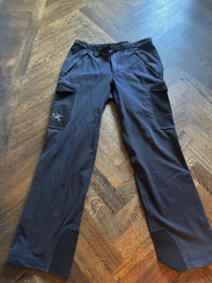 Svarta klättrarbyxor  - svarta Arc’teryx klättarbyxor dom är slitstarkt och flexibelt I storlek Large/L