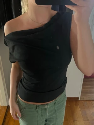 Svart topp - Ursnygg svart topp som man kan bära på lite olika sätt! (Knyts bättre än på bilden)🤍🤍inga defekter. Köpt second hand i London
