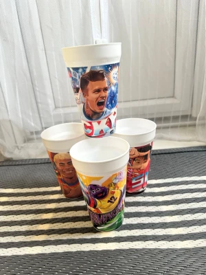 Donken muggar - Fyra vita plastmuggar med färgglada tryck av olika sportmotiv och tecknade figurer från mc Donalds. Muggarna har olika illustrationer, bland annat en fotbollsspelare och en tecknad karaktär i gult. Perfekta till kalas eller picknick.