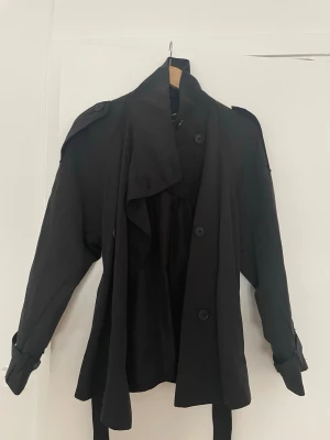 Svart trenchcoat med hög krage - Supersnygg trench med hög krage från Stradivarius! Aldrig anväbd❤️🩷