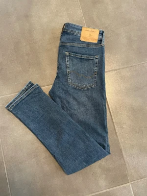 Jack & Jones Glenn Slim Fit Jeans - Riktigt snygga slim fit jeans från märket Jack & Jones (med den populära modellen JJIGLENN JJORIGINAL)🙌 W29 L32