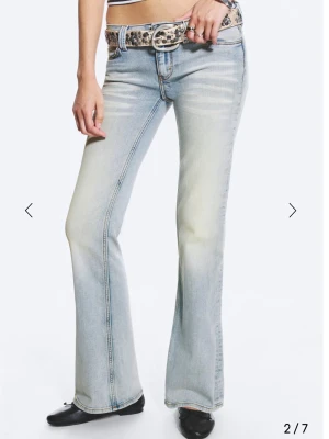 Ljusblå bootcut jeans - Säljer ett jättesnygga jeans. Jeansen har en snygg tvätt med slitningar framtill och bakfickor. De passar tyvärr inte mig i storlek därför säljer jag dem