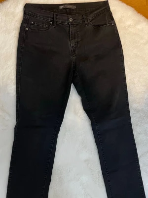 Straight Leg jeans - Grå/svarta straight leg jeans från Levi’s, storlek S.