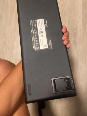 HyperX mekaniskt tangentbord svart - Säljer ett svart mekaniskt tangentbord från HyperX med fullstora tangenter och numerisk del. Tangentbordet har en robust plastkonstruktion och klassisk rektangulär form. Perfekt för gaming eller skrivbordssetup där du vill ha snabb respons och snygg design.