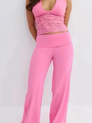 Gina Tricot 14+ baggy yoga pants - Rosa low waist baggy yoga pantas från Gina Tricot. Aldrig använt och lappen finns ännu kvar. Fråga om du vill att jag skickar mina ägna bilder 😊