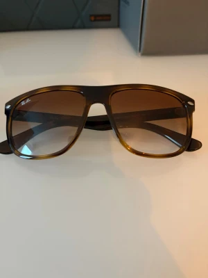 Ray-Ban boyfriend - Snygga solglasögon från Ray-Ban med leopard bågar och tonade bruna glas. Modellen är RB 4147 och har en tidlös design som passar till många stilar. Perfekta för soliga dagar och ger en cool vibe till din outfit. Det är bara att höra av dig om du har några frågor, glasögonen är i helt nyskick. Använda 3 gånger. Mvh Ville