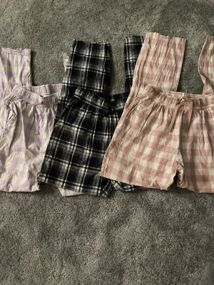 3 par pyjamasbyxor  - Säljer 3 olika par pyjamasbyxor i storlek 158/164 som motsvarar xs/s. Alla pyjamasbyxor för 50kr eller 1 par för 15💕💕