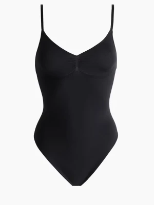 Svart body med smala axelband - Stilren svart body med tunna axelband och lätt rynkning vid bysten. Klassisk v-ringad skärning och hög benskärning som ger en modern look. Tillverkad i ett stretchigt material som sitter bekvämt och följsamt mot kroppen. 