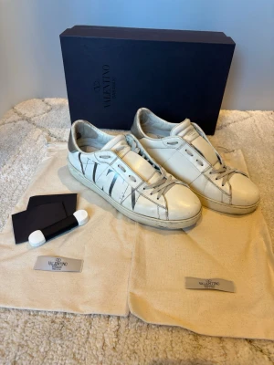 Valentino opens - SALE UTFÖRSÄLJNING! ÄKTA Valentino Open i strlk 42. Använda men i bra skick. OG box, dustbags, extra snöre, kort & kuvert medföljer. Finns lite skada på insidan vid hälen. Vi säljer inga kopior!