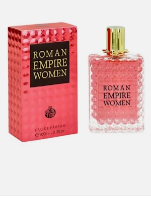 Roman Empire Women Eau de Parfum - Roman Empire Women är en parfym med en lyxig rosa glasflaska dekorerad med bubbligt mönster och guldfärgad kork. Doften kommer i en matchande rosa förpackning och rymmer 100 ml. Flaskan har en elegant och modern design som sticker ut på sminkbordet. 