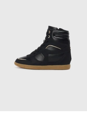 Svarta high top sneakers wedge - Nya Stilrena svarta high top sneakers med detaljer i guld och perforerat material på sidan. Skorna har en klassisk gummisula i brunt och vadderad krage för extra komfort. Snygga metallöljetter och diskret logga på hälen ger en modern touch. 