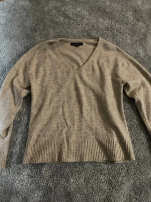 Beige stickad tröja från Amisu - Beige stickad tröja från Amisu med v-ringning och långa ärmar. Endast använt ett fåtal gånger, säljer pga att den är förstor för mig. Storlek M💕