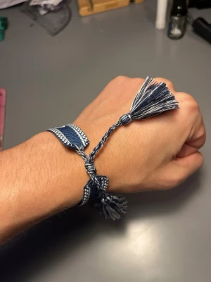 Dior armband tyg blå - Mörkblått tygarmband från Cristian dior, spännbart