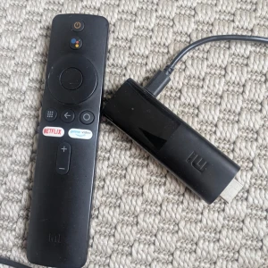 Xiaomi Mi TV streamingstick med fjärrkontroll - Säljer en svart Xiaomi Mi TV streamingstick med tillhörande fjärrkontroll. Fjärren har dedikerade knappar för Netflix och Prime Video samt volymkontroller. Perfekt för att streama direkt till TV:n via HDMI. Smidig och kompakt design.