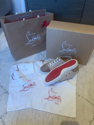 Loubs - SALE UTFÖRSÄLJNING! ÄKTA LOUBS i väldigt sällsynt colorway i nyskick. Allt OG medföljer (box, skopåse, skosnöre, kort/cert, butikspåse). Äkhets kontrollerade och verifierade av Vinteds proffsteam, en tagg medföljer. Vi säljer inga kopior!