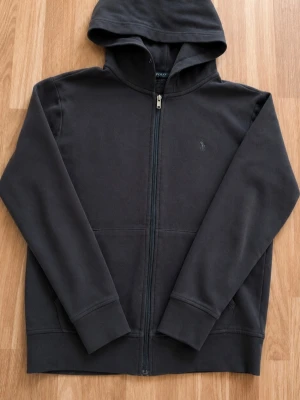 Ralph Lauren zip hoodie - Tjena, jag säljer en riktigt snygg och sällsynt Ralph Lauren zip hoodie😁 Den är perfekt för en mer nonchalant stil där märket inte sticker ut för mycket! Den är i mycket bra skick och har inga fläckar eller skador☺️ Den är självklart äkta✅