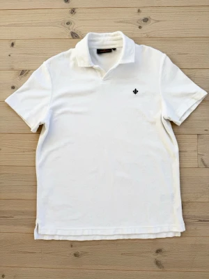 Morris Piké - Snygg Morris piké i frotté material. Passar perfekt till både uppklätt och casual stil. Skick 8/10. Storlek XS.                            Nypris: 1000                                                                                     Mitt pris: 525                                                                                        Pris kan diskuteras vid snabb affär och tveka inte på att höra av dig vid eventuella frågor och funderingar 