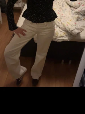Vita lågmidjade raka zara jeans - Säljer ett par vita raka lågmidjade jeans som är väldigt trendiga från Zara 💞 väldigt fint skick! Storlek 36