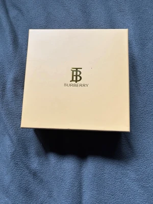 Burberry vitt bälte i läder - Snyggt vitt bälte från Burberry i äkta läder med silverfärgat spänne. Kommer i originalförpackning och med dustbag. Perfekt accessoar för att lyfta din outfit med en exklusiv touch.