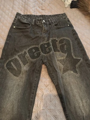 Snygga rhinestone jeans - Rhinestone jeans, ett märke som ej finns längre 5 år gammalt ungefär, minns ej vartifrån. Ungefär 32/32 lite baggy