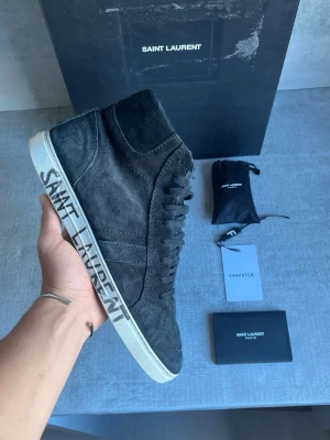 Saint laurent höga skor - Otroligt feta och rätt sällsynta ysl | decent skick 8/10 | allt og ingår! | storlek 43 | självfallet äkta. 