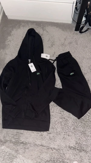 Lacoste tracksuit - Lacoste tracksuit S. Säljs pga köpt i fel storlek helt ny med prislapp. Pris kan diskuteras 